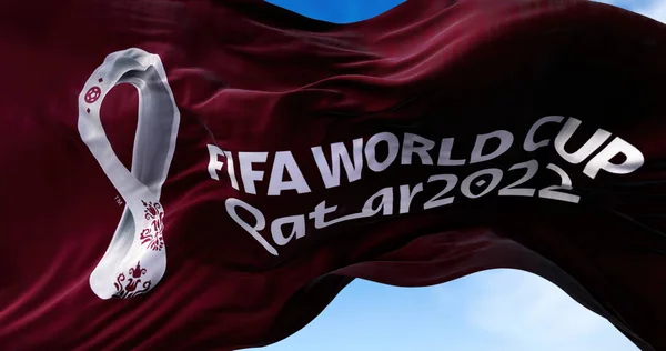 Doha, Katar, Ekim 2021: 2022 Fifa Dünya Kupası logosu rüzgarda dalgalanan bir bayrak. Etkinlik 21 Kasım - 18 Aralık 2022 tarihleri arasında Katar 'da gerçekleşecek.