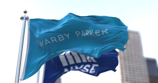 ニューヨーク アメリカ 2021年9月29日 ウォービー パーカーとニューヨーク証券取引所の旗が風になびく Warby Parkerは眼鏡のアメリカのオンライン小売業者です 2021年9月にWpは直接上場を通じてニューヨーク証券取引所に上場 — ストック動画
