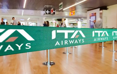 Fiumicino, İtalya, Ekim 2021: İtalya 'nın başkenti Roma' daki Leonardo da Vinci havalimanı içinde ITA havayolu logosu bulunan yeşil kurdele bariyeri. ITA Havayolları 15 Ekim 2021 tarihli yeni İtalyan bayrak taşıyıcısı