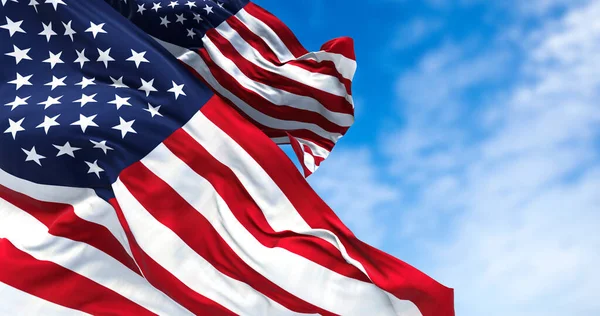 Dua Bendera Amerika Serikat Melambai Lambaikan Angin Langit Cerah Latar — Stok Foto