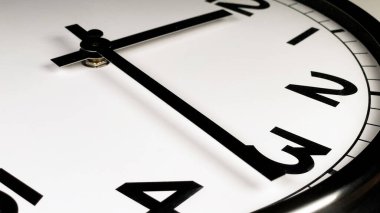 Siyah elli ve beyaz kadranlı bir kuvars saatinin hızlandırılmış görüntüsü. Zaman ölçümü