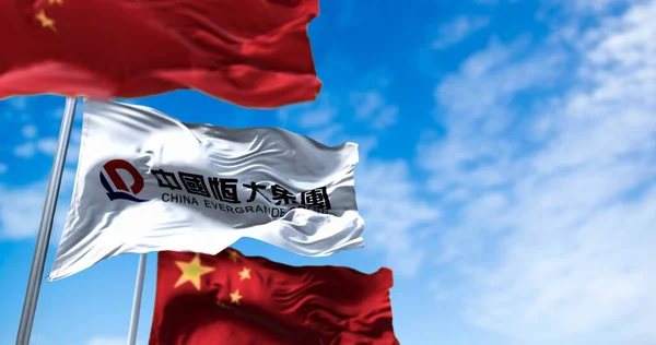 Guangzhou China Outubro 2021 Bandeiras Grupo Evergrande China Acenando Vento — Fotografia de Stock
