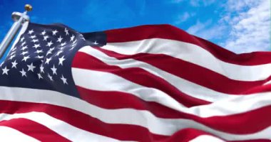 Rüzgarda dalgalanan Amerikan bayrağının yakın görüntüsü. Seçici odaklanma. Demokrasi, bağımsızlık ve seçim günü. Amerikan gururunun vatansever sembolü