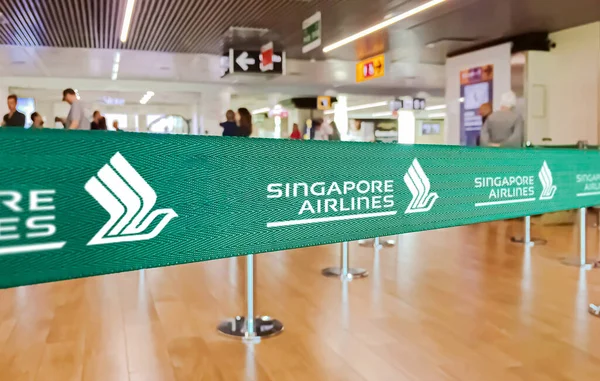 フィウミチーノ イタリア 2019年7月 イタリアのフィウミチーノにあるレオナルド ヴィンチ国際空港内のシンガポール航空の航空ロゴと緑のリボンバリア — ストック写真