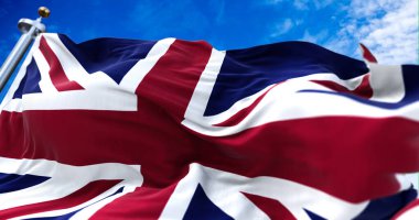 Birleşik Krallık 'ın ulusal bayrağı rüzgarda dalgalanıyor. Arka planda açık hava ve gökyüzü.