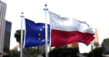 Polonya ve Avrupa Birliği bayrakları rüzgarda sallanıyor. Ekim 2021 'de Polonya Anayasa Mahkemesi, bazı durumlarda AB mahkemesinin verdiği kararların yerini Polonya Anayasası' nın aldığını açıkladı..