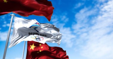 Pekin, Çin, Ekim 2021: Pekin bayrağı Çin 'in ulusal bayraklarıyla rüzgarda sallanıyor. Kış olimpiyatlarının 4-20 Şubat 2022 tarihleri arasında gerçekleşmesi planlanıyor.