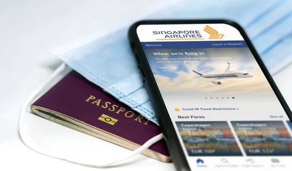 Rome Italië Oktober 2021 Telefoon Met Singapore Airlines App Het — Stockfoto