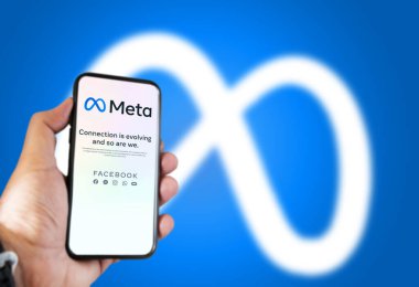 Menlo Park, CA, ABD, 28 Ekim 2021: ekranda Meta mobil uygulaması olan bir telefonu tutan ve arka planda logo bulanıklaşmıştı. Meta, Facebook Inc. 'in yerini alacak bir teknoloji şirketi.