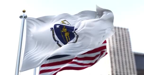 Bandera Del Estado Estadounidense Massachusetts Ondeando Viento Con Bandera Estadounidense — Vídeos de Stock