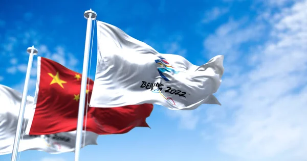 2021年10月 中国北京 2022年北京国旗与中国国旗迎风飘扬 冬季奥林匹克运动会定于2022年2月4日至20日举行 — 图库照片
