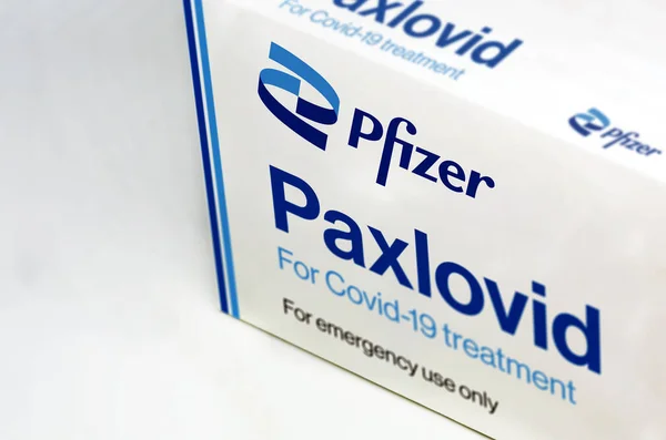 New York, ABD, Kasım 2021: Pfizer Covid-19 Paxlovid tedavi kutusu beyaz arka planda izole edildi. Sağlık ve Önleme.
