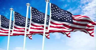 Amerika Birleşik Devletleri 'nin dört bayrağı rüzgarda sallanıyor. Arka planda hava açık. Seçici odaklanma. Demokrasi, bağımsızlık ve seçim günü. Amerikan gururunun vatansever sembolü