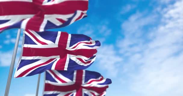 英国の3つの国旗が風に乗って飛んでいます 外と空を背景に — ストック動画