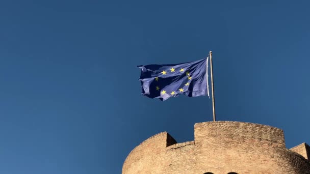 Drapeau Union Européenne Battant Dans Vent Sur Sommet Une Tour — Video