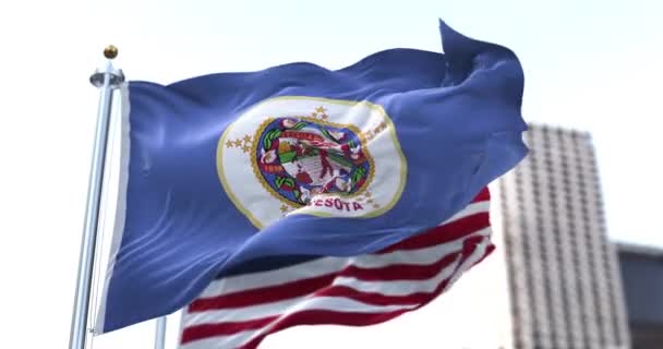 Bandeira Estado Americano Minnesota Acenando Vento Com Bandeira Americana Borrada — Vídeo de Stock