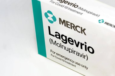 New York, ABD, Ekim 2021: Merck Covid-19 Lagevrio (Molnupiravir) tedavi kutusu beyaz arka planda izole edildi. Sağlık ve Önleme.