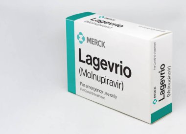New York, ABD, Ekim 2021: Merck Covid-19 Lagevrio (Molnupiravir) tedavi kutusu beyaz arka planda izole edildi. Sağlık ve Önleme.
