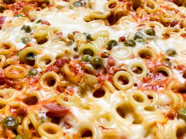 Fırınlanmış anelletti 'yi kapat. Anelletti al forno (pişmiş anelletti), Palermo ve vilayetinde bulunan ve Sicilya 'nın geri kalanında yaygın olan bir makarna türüdür.