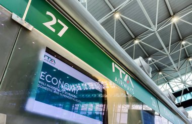 Roma, İtalya, Aralık 2021: Uluslararası Fiumicino havaalanı içindeki ITA Airways masasının bilgi paneli. Bagajı bırak ve giriş yap. ITA Havayolları İtalyan bayrak taşıyıcısıdır