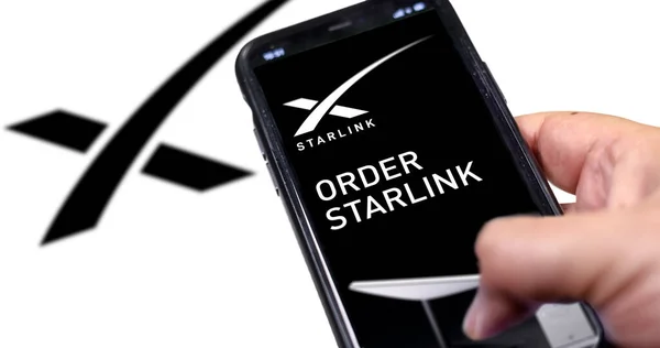 Redmond, Washington, ABD, Kasım 2021: akıllı telefon kullanarak bir Starlink ürünü sipariş etmek. Starlink (SpaceX) bir uydu iletişim sistemidir.