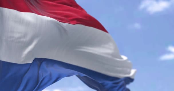 Detalle Bandera Nacional Los Países Bajos Ondeando Viento Día Claro — Vídeo de stock