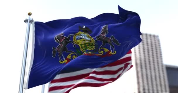 Bandera Del Estado Estadounidense Pensilvania Ondeando Viento Con Bandera Estadounidense — Vídeo de stock