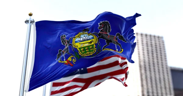 Flaga Amerykańskiego Stanu Pensylwania Machająca Wietrze Zamazaną Tle Flagą Amerykańską — Zdjęcie stockowe