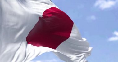 Açık bir günde rüzgarda dalgalanan Japonya bayrağının ayrıntıları. Demokrasi ve politika. Asya ülkesi. Seçici odaklanma. Kusursuz Ağır çekim