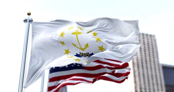 Flaga Amerykańskiego Stanu Rhode Island Machająca Wietrze Zamazaną Tle Flagą — Zdjęcie stockowe