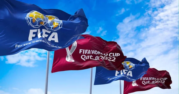 Doha, Katar, Ocak 2022: FIFA ve Katar 2022 Dünya Kupası logolu bayraklar rüzgarda sallanıyor. Etkinlik 21 Kasım - 18 Aralık 2022 tarihleri arasında Katar 'da gerçekleşecek.