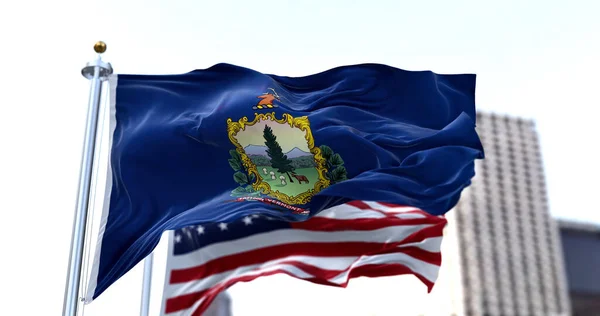 Флаг Американского Штата Вермонт Развевающийся Ветру Размытым Заднем Плане Американским — стоковое фото
