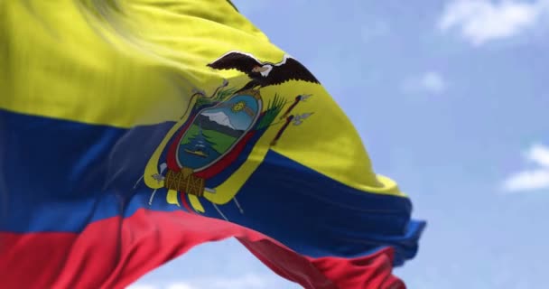 Подробный Крупный План Национального Флага Эквадора Размахивающего Ветром Ясный День — стоковое видео