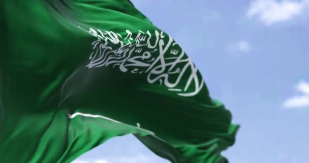 Detalhe Perto Bandeira Nacional Arábia Saudita Acenando Vento Dia Claro — Vídeo de Stock