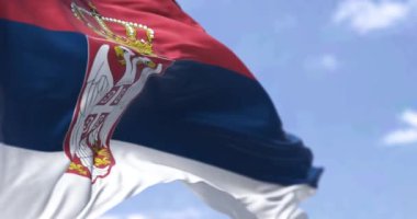 Açık bir günde rüzgarda dalgalanan Sırbistan ulusal bayrağının ayrıntıları. Demokrasi ve politika. Avrupa ülkesi. Seçici odaklanma. Kusursuz Ağır çekim