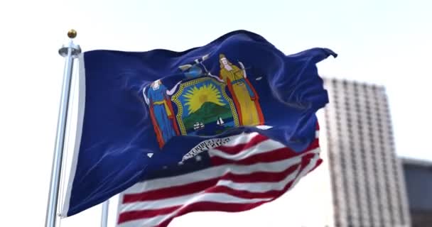 美国纽约州的国旗在风中飘扬 美国国旗的背景模糊不清 纽约州于1788年7月26日被接纳为联邦第11州 — 图库视频影像