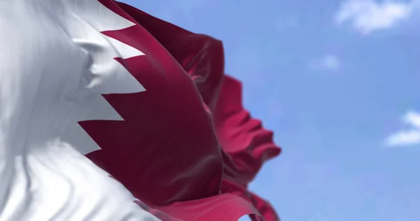카타르 국기가 바람에 흔들리는 아시아 나라입니다 애국심 선택적 — 스톡 사진