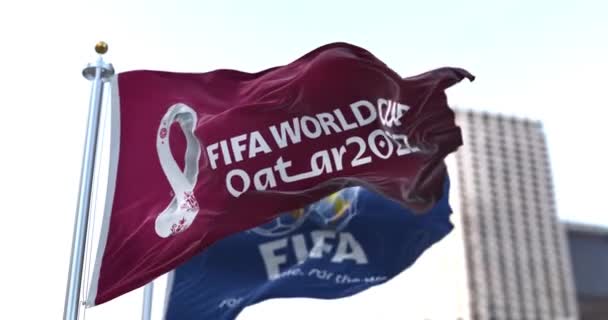 2022年1月カタール ドーハ Fifaとカタール2022ワールドカップのロゴが風に揺れる イベントは11月21日から12月18日までカタールで開催されます — ストック動画