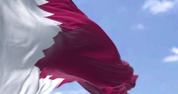 Деталь Государственного Флага Катара Размахивающего Ветром Ясный День Западная Азия — стоковое видео