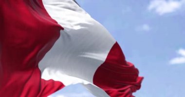 Açık bir günde rüzgarda dalgalanan Peru bayrağının ayrıntıları. Demokrasi ve politika. Vatanseverlik. Seçici odaklanma. Kusursuz Ağır çekim
