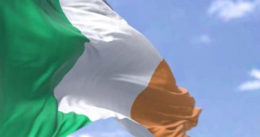 Açık bir günde rüzgarda sallanan İrlanda bayrağının ayrıntıları. Demokrasi ve politika. Vatanseverlik. Seçici odaklanma. Kusursuz Ağır çekim