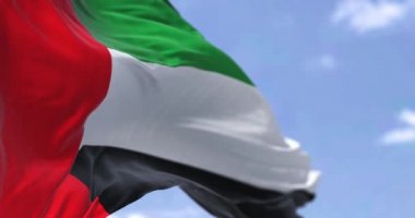 Açık bir günde rüzgarda dalgalanan Birleşik Arap Emirlikleri 'nin ulusal bayrağının detayları. Demokrasi ve politika. Vatanseverlik. Seçici odaklanma. Kusursuz Ağır çekim