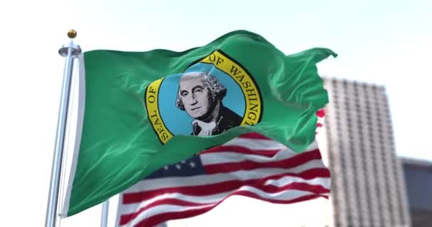 ワシントン州の旗が風になびくアメリカ国旗が背景にぼやけています ワシントン州 Washington アメリカ合衆国西部太平洋岸北西部の州 — ストック動画