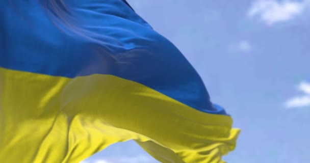 Detail Van Nationale Vlag Van Oekraïne Wapperen Wind Een Heldere — Stockvideo