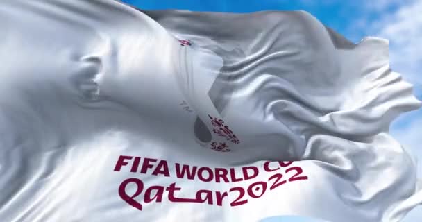2021年10月 卡塔尔多哈 一面印有2022年国际足联世界杯标志的旗帜迎风飘扬 活动定于2022年11月21日至12月18日在卡塔尔举行 — 图库视频影像