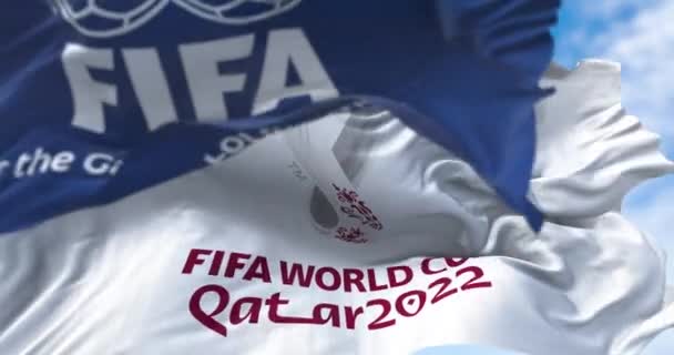 2022年1月 卡塔尔多哈 悬挂国际足联和卡塔尔2022年世界杯标志的旗帜在风中飘扬 活动定于2022年11月21日至12月18日在卡塔尔举行 — 图库视频影像