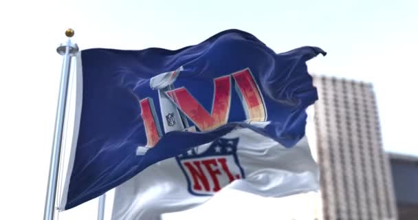 イングルウッド アメリカ 2022年1月 Lviスーパーボウルのロゴ入りの旗が風になびき Nflの旗が背景にぼやけている 2022年2月13日の開催を予定しています — ストック動画