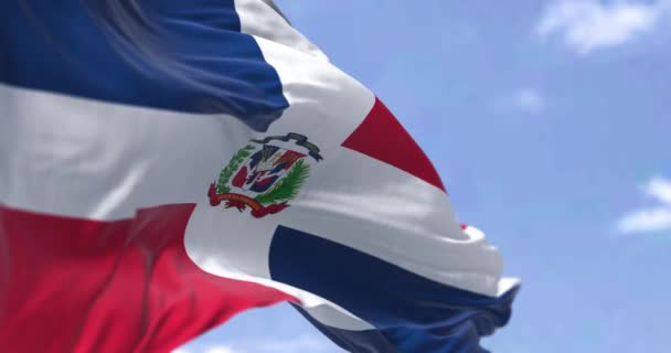 多明尼加共和国国旗的细节在晴朗的日子迎风飘扬 民主和政治 爱国心 有选择的重点 加勒比国家 无缝隙慢动作 — 图库视频影像