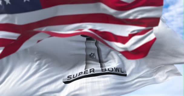 2022年1月 美国加利福尼亚州英格伍德 超级碗之旗在风中飘扬 美国国旗在前景暗淡 超级杯是Nfl一年一度的季后赛锦标赛 — 图库视频影像