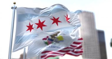 Chicago şehir bayrağı rüzgarda dalgalanırken Illinois eyaleti ve ABD ulusal bayrakları arka planda belirsizleşti